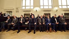 Obviněno je 17 lidí včetně lobbisty Iva Rittiga. Na snímku zleva obžalovaní...