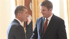 Premiér Andrej Babi gratuluje nov jmenovanému ministru zahranií Tomái...