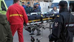 Záchranái peváejí zranné obti útoku do nemocnice.