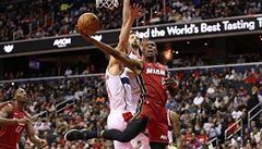 Josh Richardson (0) střílí koš za Miami Heat, ve skórování se mu snažil...
