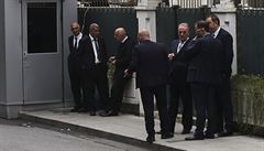 lenové saudskoarabské delegace ekají ped konzulátem v Istanbulu. Members of...
