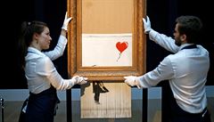 V aukční síni chtěl Banksy nechat skartovat celý obraz, odhalilo video. Zařízení se ale zaseklo