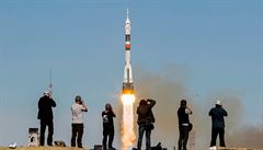 Fotografové pořižují snímky Sojuzu MS-10 při startu. | na serveru Lidovky.cz | aktuální zprávy