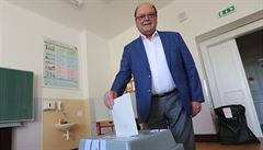 Pavel Dungl, kandidát na Praze 8, odevzdává hlas bhem druhého kola senátních...