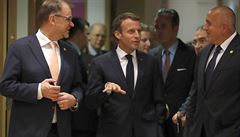Francouzský prezident Emmanuel Macron (uprosted) debatuje s finským premiérem...