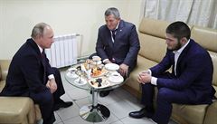Ruský prezident Vladimir Putin se potkal s Khabibem Nurmagomedovem (vpravo).