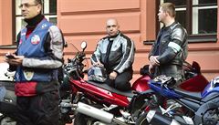 Motorkái s modrou páskou vyjadující podporu obalovanému policistovi imonu...