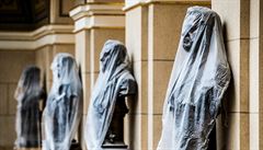 Zahalené busty, které lemují ochoz historické budovy Národního muzea.