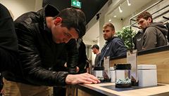 Zákazník si prohlíí marihuanu ve sklenikách na výstav v Tweed retail store.