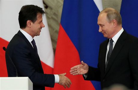 Italský premiér Giuseppe Conte a ruský prezident Vladimir Putin.