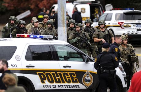 Ozbrojenci zajiuj msto inu v Pittsburghu, kde bylo nkolik lid zasteleno.
