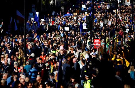 Lidé v Londýn protestovali proti Brexitu.