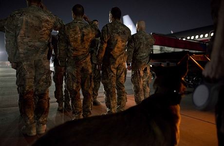 Vojci v Afghnistnu se rozlouili s padlm kolegou tbnm praporkem i.m....