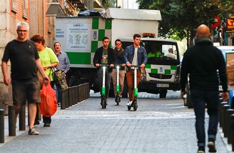 Ve Francii zakáou jízdu kolobek na chodnících.