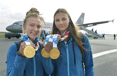 Medailistky z OH mldee - zleva bkyn Barbora Malkov a plavkyn Barbora...