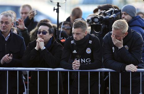 Zleva Aiyawatt Srivaddhanaprabha, syn Viaje Srivaddhanaprabhi, Jamie Vardy a...