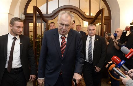 Prezident Milo Zeman (uprosted) pichází na schzi Poslanecké snmovny v...