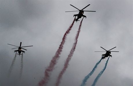 Ti bitevní vrtulníky pehlídku zakonili vytvoením trikolory v národních...