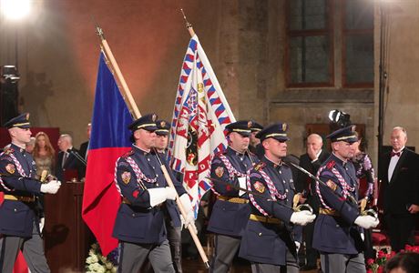 Závr slavnostního ceremoniálu ve Vladislavském sále Praského hradu.