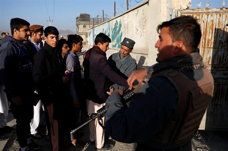 K zajitní klidného prbhu voleb afghánská vláda nasadila 54 000 písluník...
