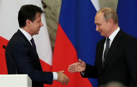 Italský premiér Giuseppe Conte a ruský prezident Vladimir Putin.