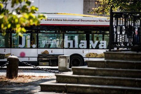 Trolejbus s polepy 22. roníku festivalu dokumentárních film Ji.hlava.