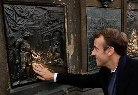Macron se dotkl zlatého psa na soe sv. Jana Nepomuckého pro tstí.