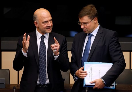 Evropský komisa pro ekonomiku Pierre Moscovici a Valdis Dombrovskis na úterní...