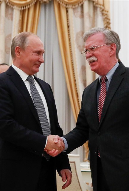 Bezpenostní poradce Bílého domu John Bolton se v Moskv seel s Vladimirem...