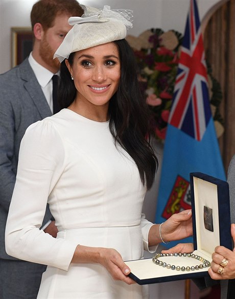 Vévodkyně Meghan dostala od prezidentského páru perlový náhrdelník.