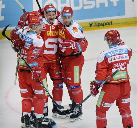 Hokejisté Sparty se radují z výhry nad Kometou Brno.