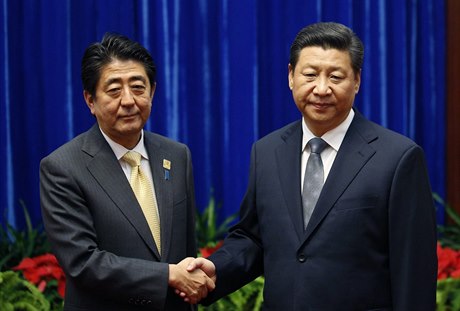 Japonský premiér inzó Abe a ínský prezident Si in-pching.