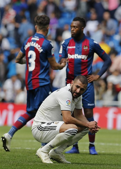 Smutný Karim Benzema (v bílém).
