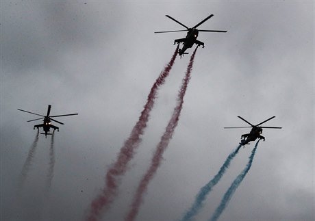 Ti bitevní vrtulníky pehlídku zakonili vytvoením trikolory v národních...