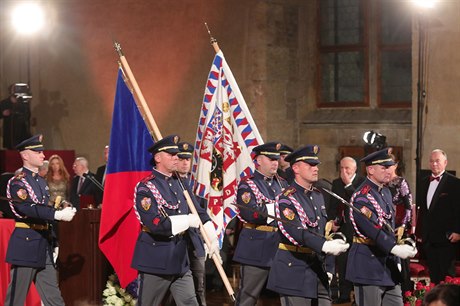 Závr slavnostního ceremoniálu ve Vladislavském sále Praského hradu.