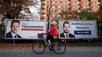 Volebn billboardy Rafala Trzaskowskho a Patryka Jakiho, kte jsou hlavnmi...