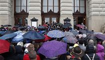 Pochod za monarchii. lenov Koruny esk vyrazili z Vclavskho nmst. A...