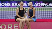Tímea Babosová (vlevo) a Kristina Mladenovicová se radují z triumfu na Turnaji...