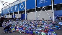 Fanouci pokldaj kytice u stadionu Leicesteru City.