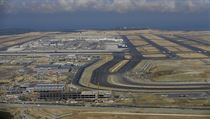 Snímky ze září. Největší letiště na světě bylo stále rozestavěné.