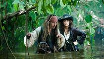 Pirti z Karibiku: na vlnch podivna (Johnny Depp a Penlope Cruzov).