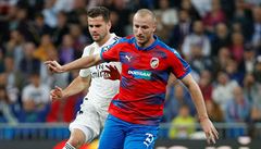 Liga mistrů Real Madrid vs. Plzeň: Michael Krmenčík v souboji s Nachem.