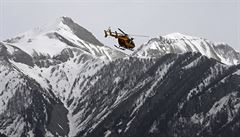 Nad francouzskými Alpami letí záchranná helikoptéra k místu nehody Airbusu A320.