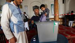 V Afghánistánu pokračují volby. Při útocích na volební místnosti zemřelo 38 lidí, přes 100 dalších je zraněných