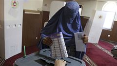 V Afghánistánu začaly několikrát odložené parlamentní volby. Tálibán hrozí útoky