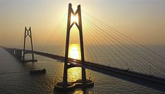 Moře překlene velemost. Čína otevírá nejdelší most světa přes moře, měří 55 kilometrů