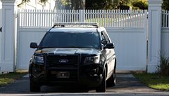 Policejní auto na píjezdové cest k domu manel Clintonových.