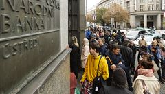 Lidé čekají ve frontě před ČNB, aby si mohli koupit pamětní dvacetikorunu.