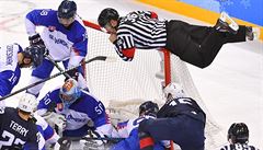 Rozhod�í. Na snímku rozhod�í kontroluje situaci na brance Jána Laca (Slovensko)...