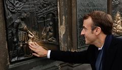 Macron se dotkl zlatého psa na soe sv. Jana Nepomuckého pro tstí.